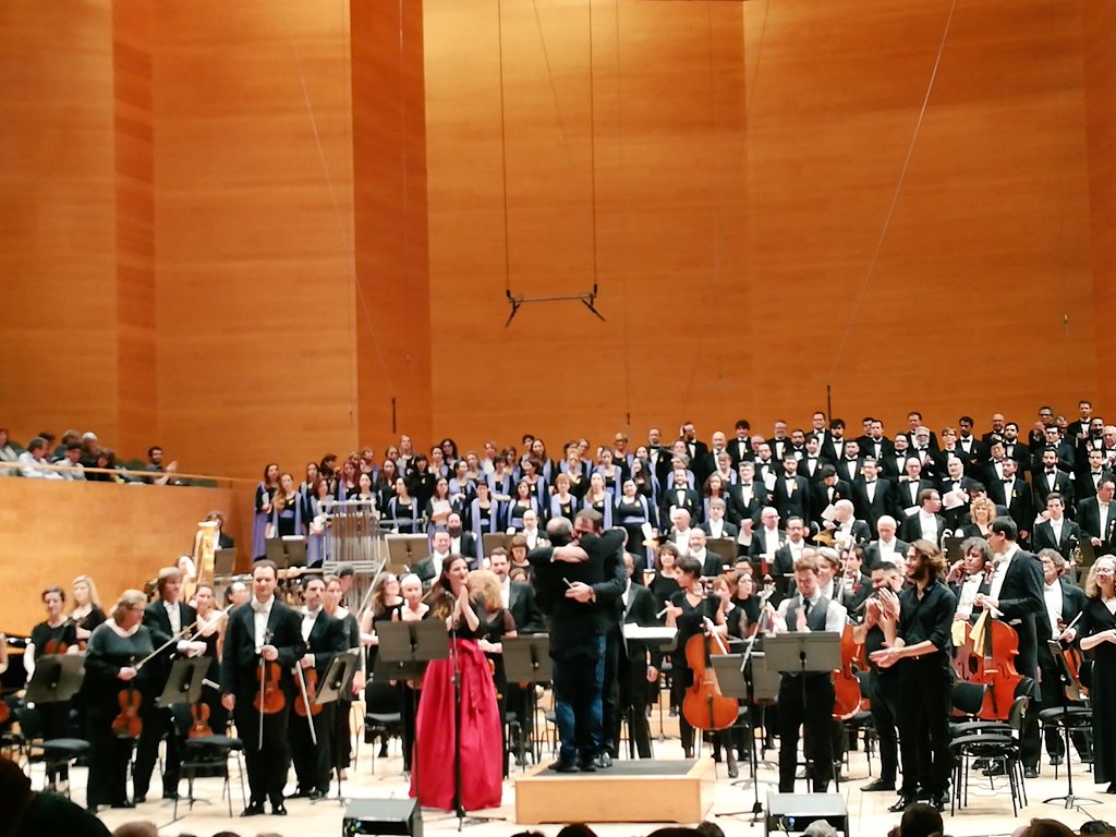 Éxito rotundo en el estreno del 'Réquiem al cantaor de los poetas' de Enric Palomar bajo la batuta de Josep Caballé.  Palomar dedica el concierto a la memoria de Roger Blavia.