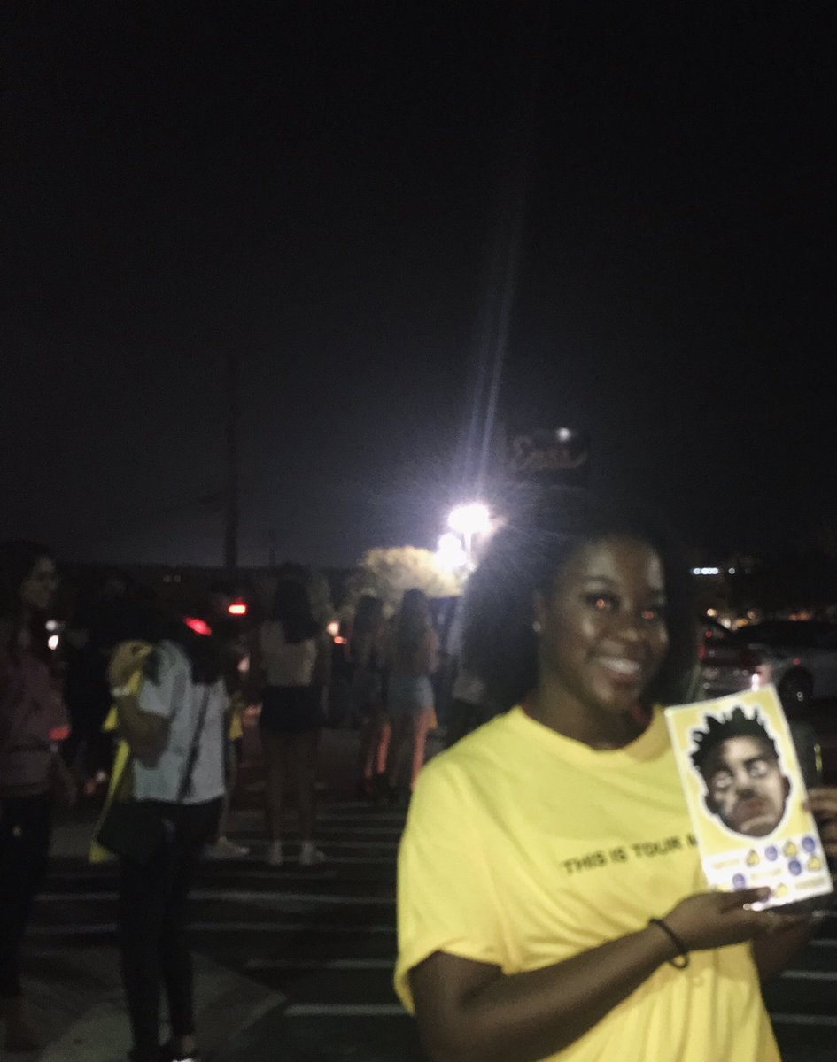sav_vernese's tweet photo. It’s the banana boy favorite color yunno🍌🍌💛 #goodforyoutour https://t.co/dWfjKPHyRW