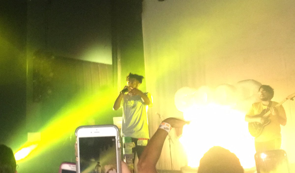 sav_vernese's tweet photo. It’s the banana boy favorite color yunno🍌🍌💛 #goodforyoutour https://t.co/dWfjKPHyRW