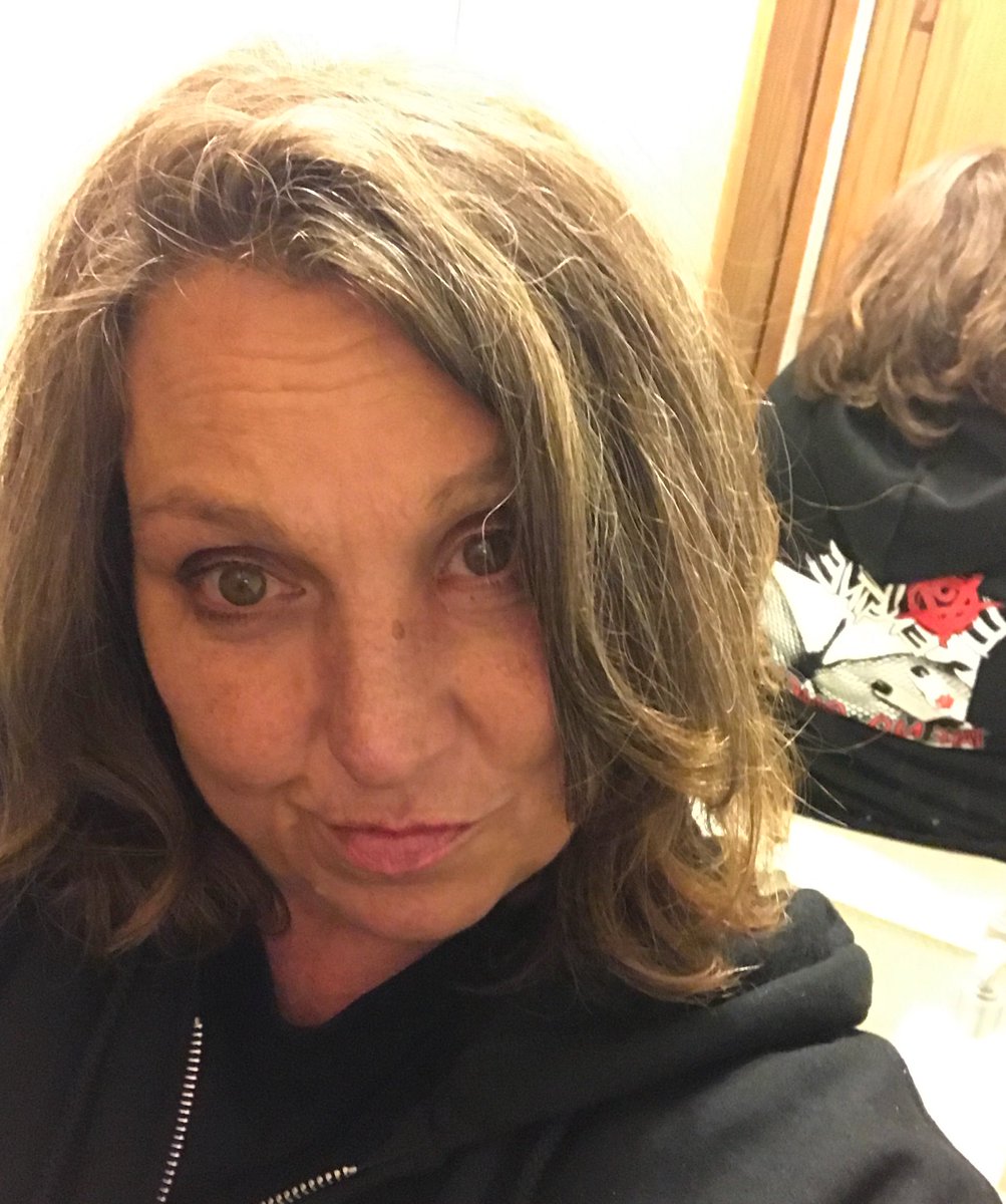 OMGSheri's tweet photo. #EvilEngine 💀
Received my sweatshirt today 👏🏼👏🏼
It fits great! Super soft &amp; comfy! Thank you, @KryssieCrisis 
The handwritten note ROCKS 🤘🏼 https://t.co/bpIQ8p1Bvl