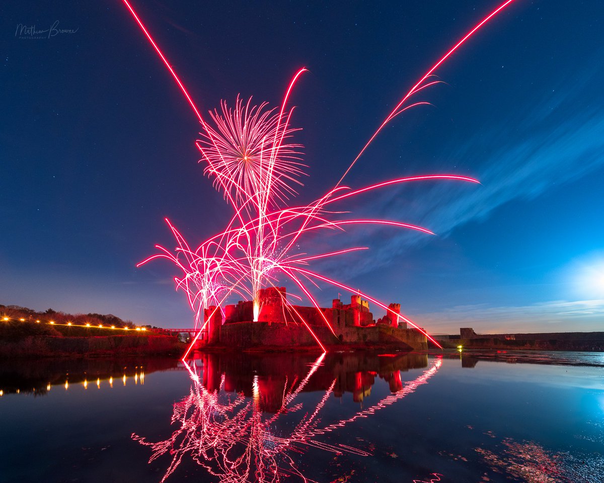 mathewbrowne's tweet photo. 🎆 Fantastic fireworks display at Caerphilly Castle tonight. Perfect conditions for photographing them too.
#photography #ThePhotoHour https://t.co/imIgpxDFpd