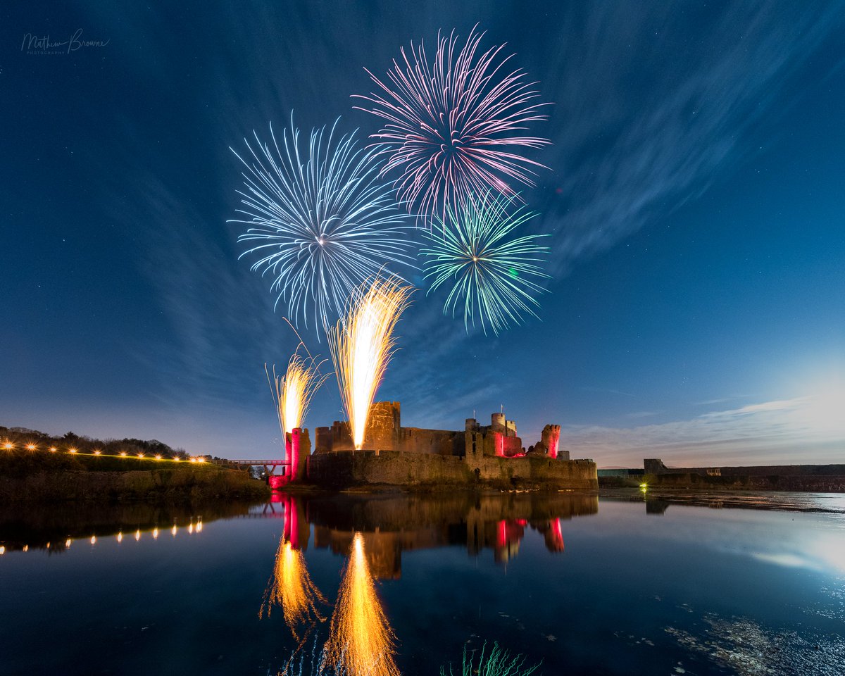 mathewbrowne's tweet photo. 🎆 Fantastic fireworks display at Caerphilly Castle tonight. Perfect conditions for photographing them too.
#photography #ThePhotoHour https://t.co/imIgpxDFpd