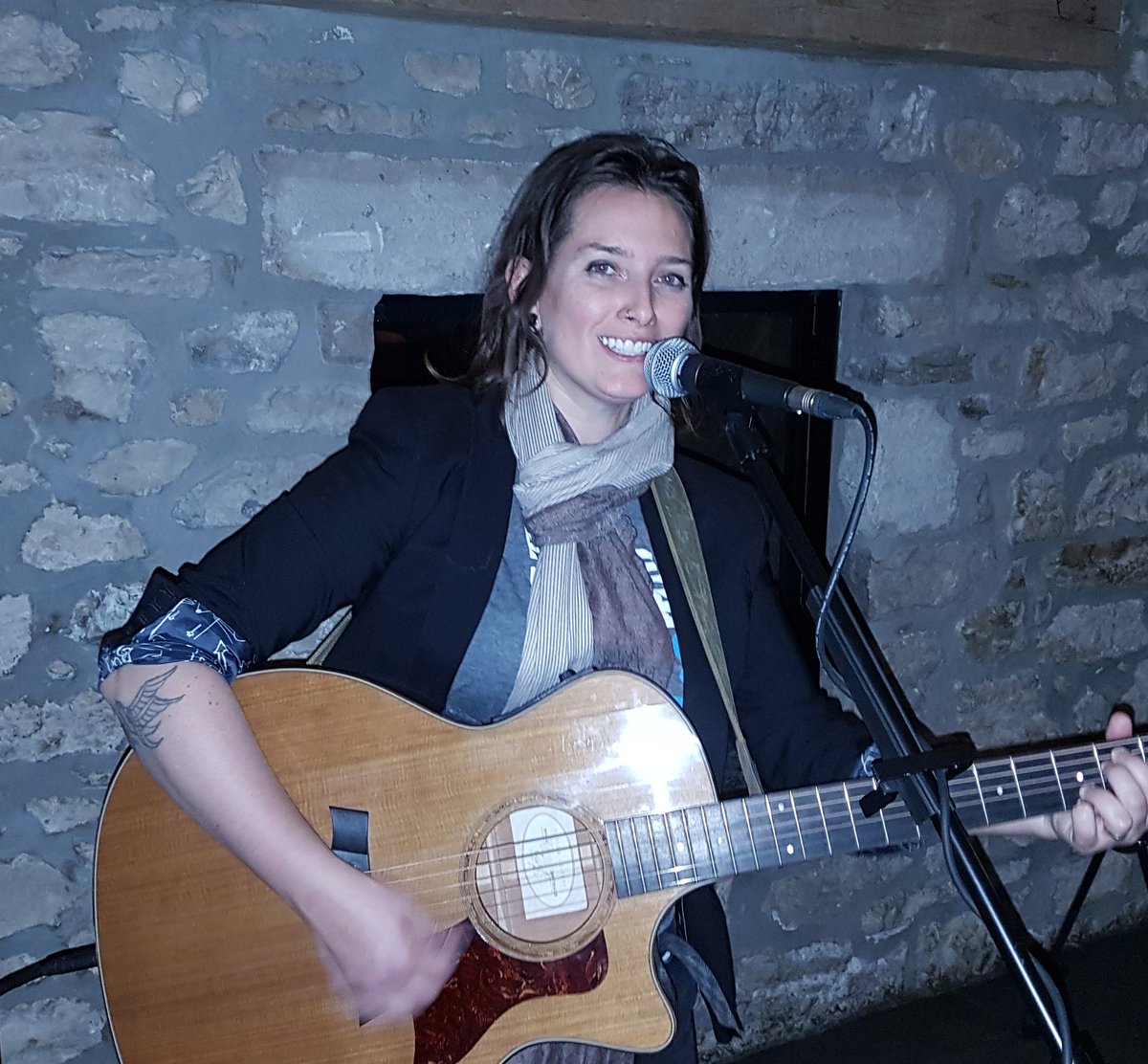 LindaBreaultACE's tweet photo. Fabulous dinner and live entertainment @cambridge_mill with @Carly_Thomas.  @CbridgeMusic #livemusic https://t.co/jAMB2oGJlY