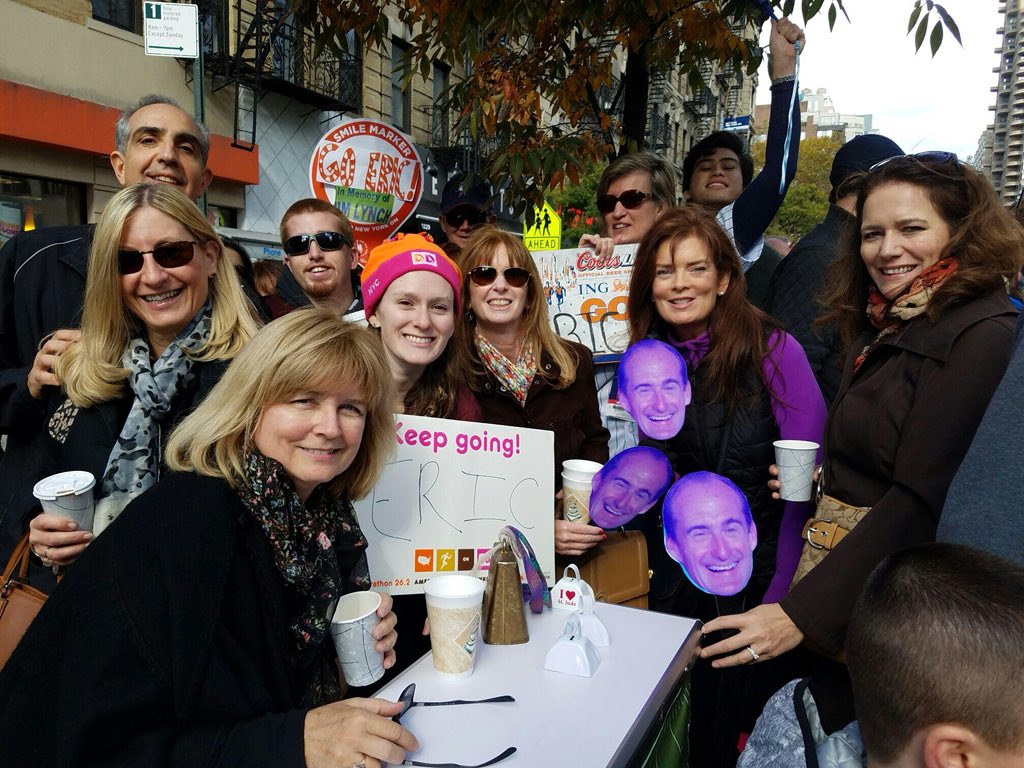 auntytem's tweet photo. @nycmarathon @runmeb #MebOnAStick #EricOnAStick well played @paulineturley #RunMebRun #RunEricRun @EricFredrikson https://t.co/ESK7vwSD08