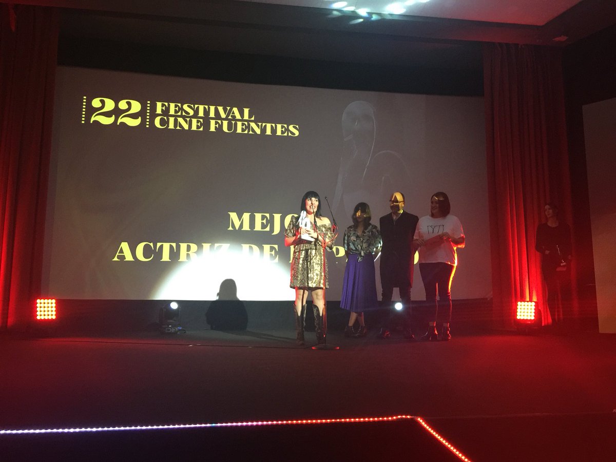 festcinefuentes's tweet photo. Los premios a la mejor actriz y actor de reparto los entregan IreneAlquezar, @mariajaimez_ @luisrabanaque miembros del jurado del #22festivalcinefuentes y son para los actores y actrices de #lechatdore con @unatalmoreno https://t.co/gK5irTAiFz