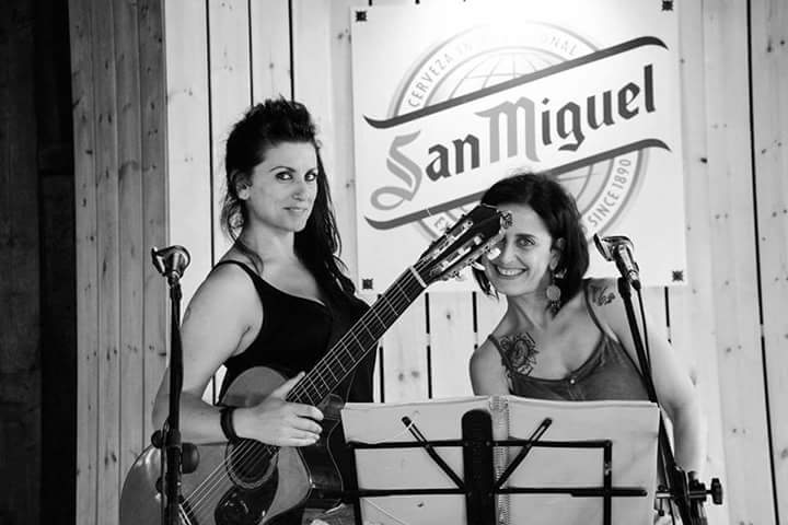 A les 21.30h van tocar Silvidos y Gemidos. San Miguel tenemos... pero tamién sidra dulce, bocates, patates, sidra natural... #FiestaLaMayada