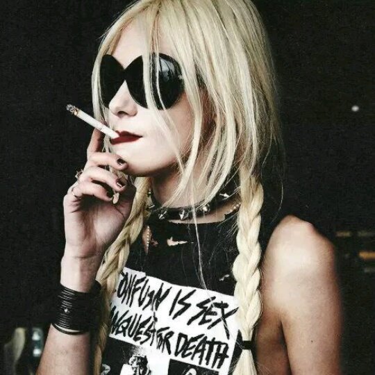 #NuevaFotoDePerfil

La he puesto mil veces, lo sé.

Pero es qué me encanta como me veo.

Diva.

Bella.

Diosa.