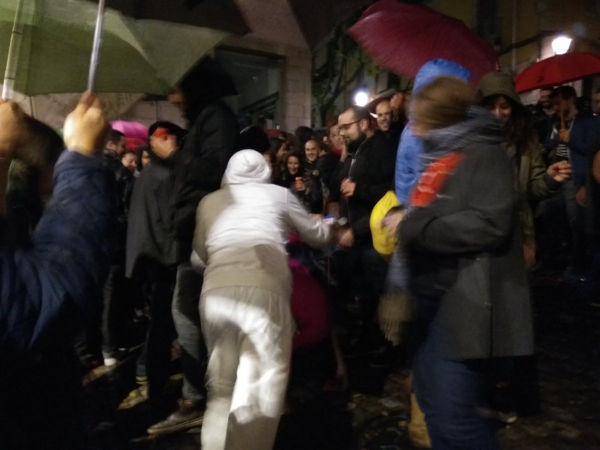 Girona_Cat's tweet photo. Comença l'esdeveniment +infernal i esbojarrat de #FiresGirona: el Corremosques! Les mosques ja empaiten els veïns pel Barri Vell de Girona! https://t.co/WMHhvedJ6L