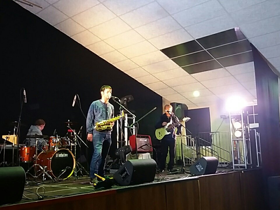 Y namás qu'acaben Silvidos y Gemidos, van dir N'Ochebre. Pa la Polivalente, que tenemos de cenar y too.