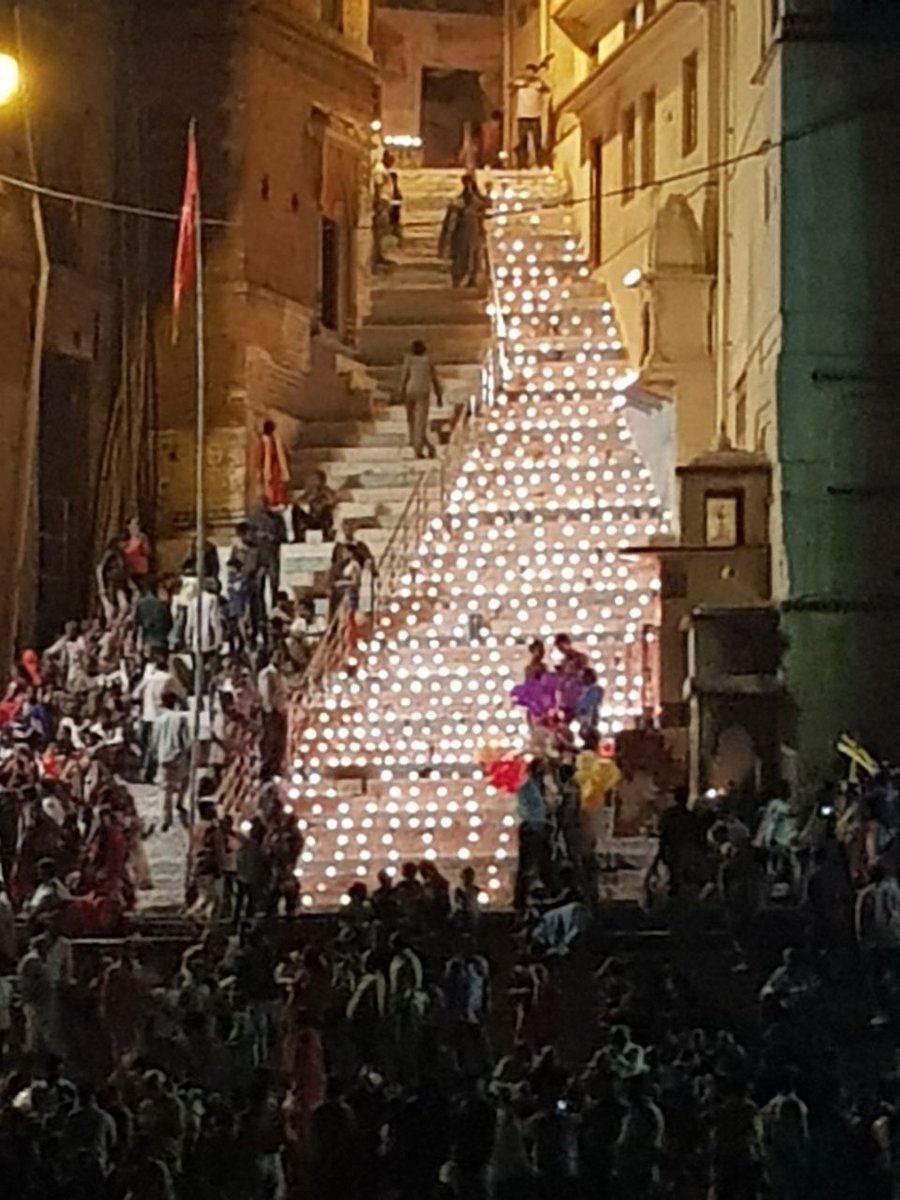 CMOfficeUP's tweet photo. वाराणसी में देव दीपावली के कुछ मनोरम दृश्य। #DevDeepawali https://t.co/AV0dx3KOx6