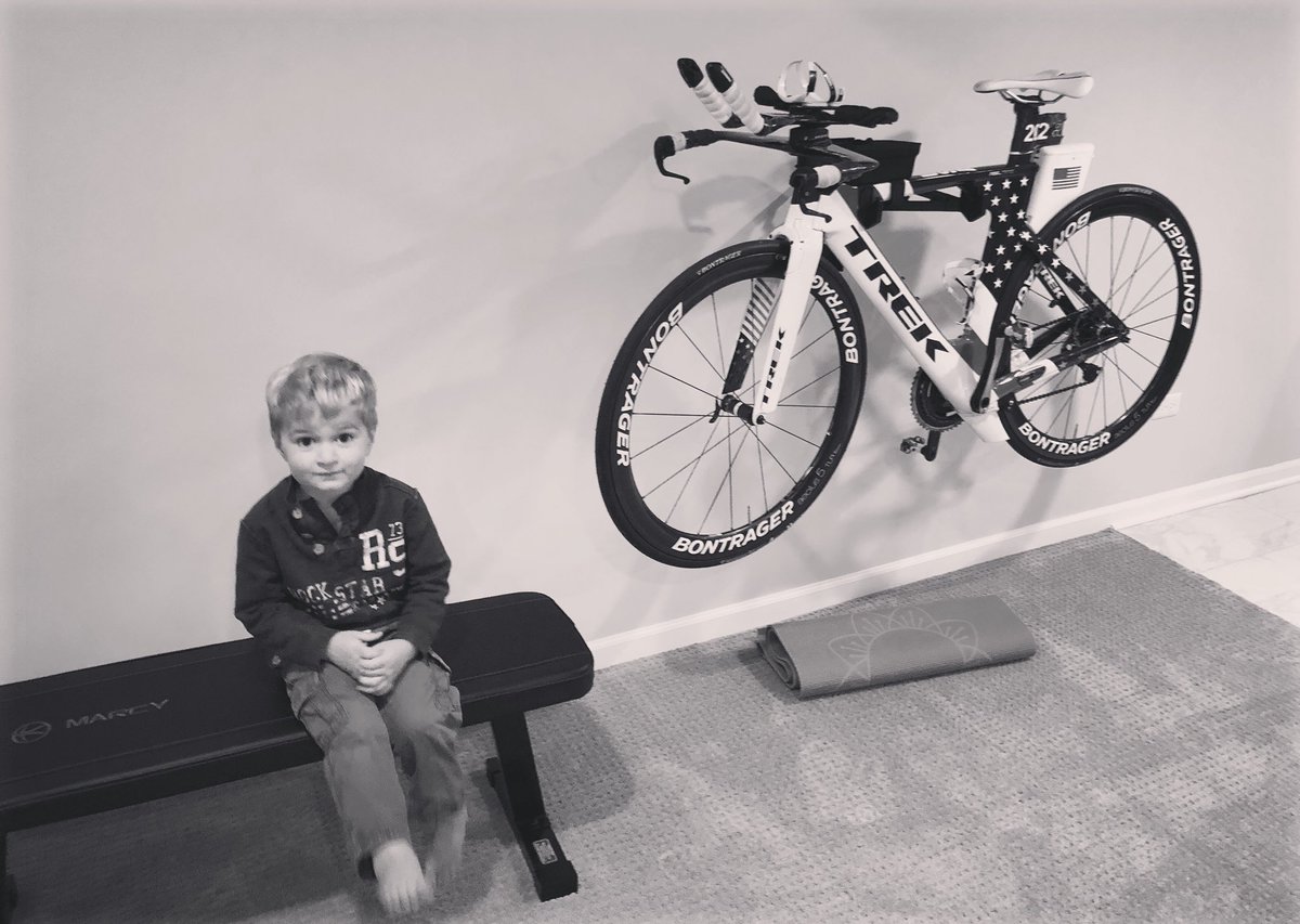 MStockwell01's tweet photo. My cheering section while I ride my bike trainer. #gomomgo #ridefastermom #itsgoingincircles #youdoneyet #dallaspatrick @TrekBikes 🚴 https://t.co/z7orZtEPCg