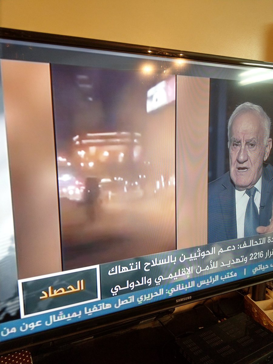 moaljumah's tweet photo. قناة الجزيرة تعرض لقطات من مظاهرات قديمة في الكويت على أنهم مواطنين هاربين من انفجار الصاروخ!!
#شمال_الرياض https://t.co/FgRvyvYZxG