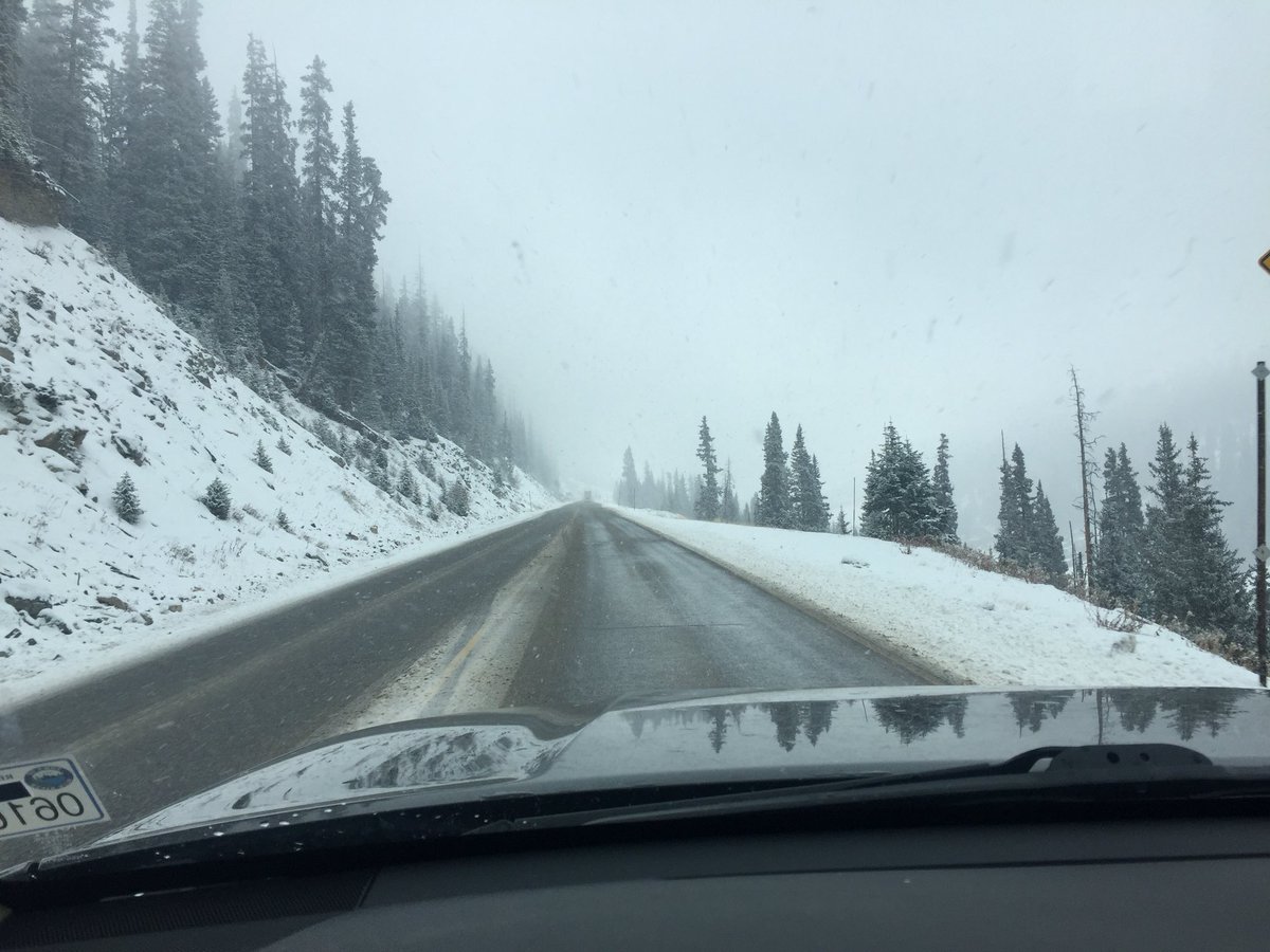 Alfred87634408's tweet image. Loveland Pass getting some snow today.... Glad I rode during the week, line looks brutal😎