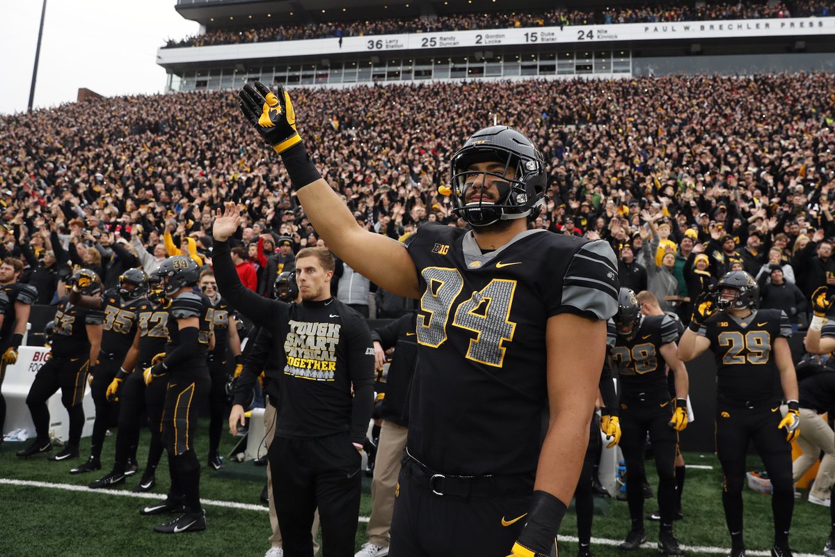 TheIowaHawkeyes's tweet photo. We see you, Kiddos! 💛⚫️💛

#Hawkeyes #FightForIowa #TouchdownsForKids https://t.co/gh3B16jid9