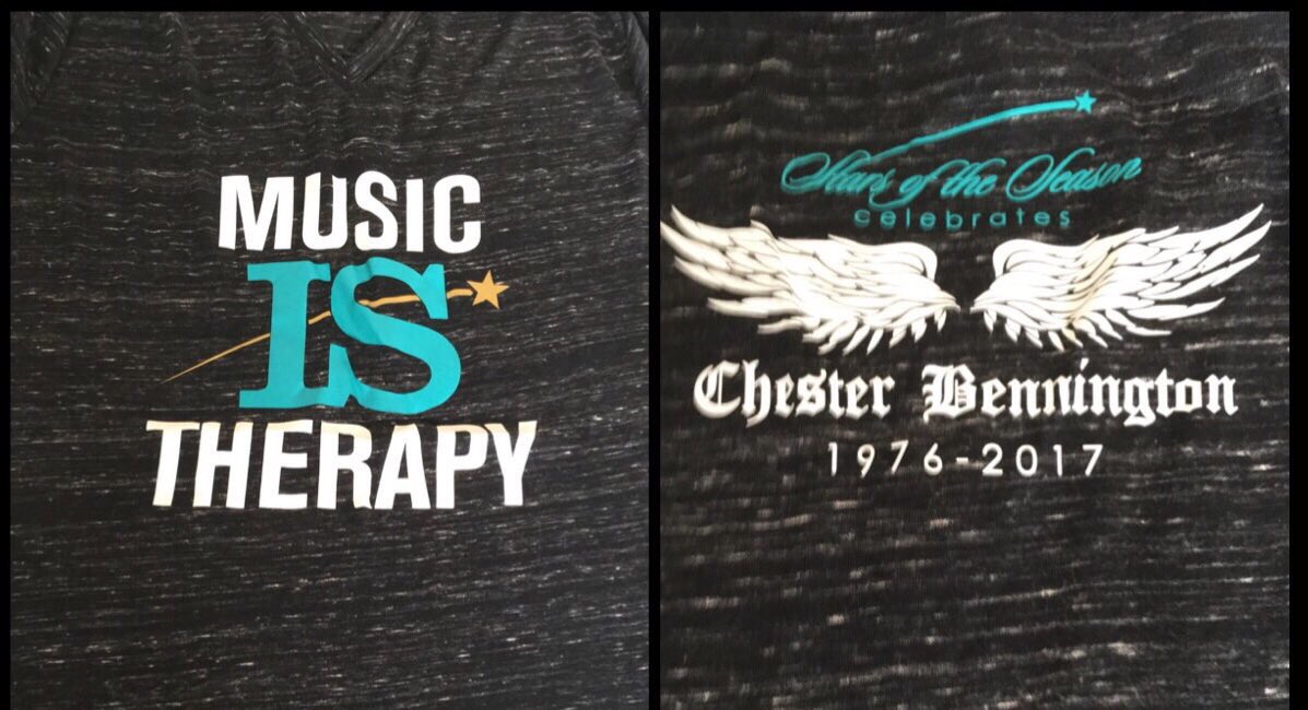 AFCsj8's tweet photo. @linkinpark @mikeshinoda @TalindaB @AnnaShinoda @drdavekiddoc @tinacurran23  @StarsofSeason This Arrived today. 🎉🇬🇧 #MakeChesterProud https://t.co/I7258XyP7L