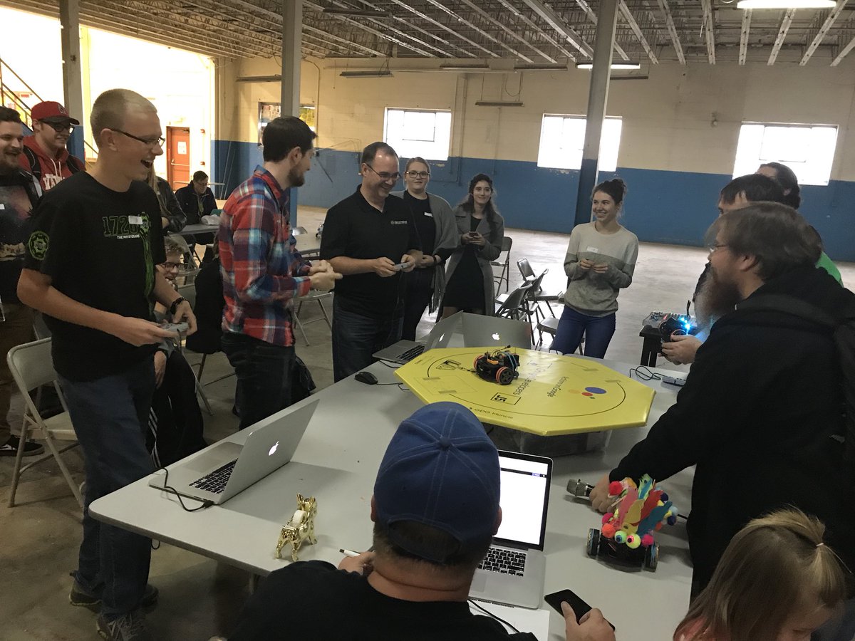 IndianaAnna's tweet image. PhyXTGears battle Nodebots at #DevFestMuncie