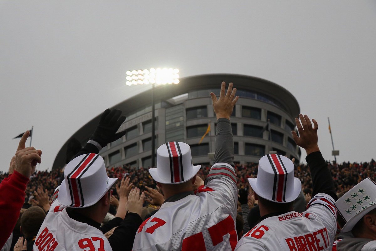 LanternSports's tweet image. Ohio State players, coaches and fans wave to patients at the University of Iowa Children's Hospital after the first quarter of #OSUvsIowa