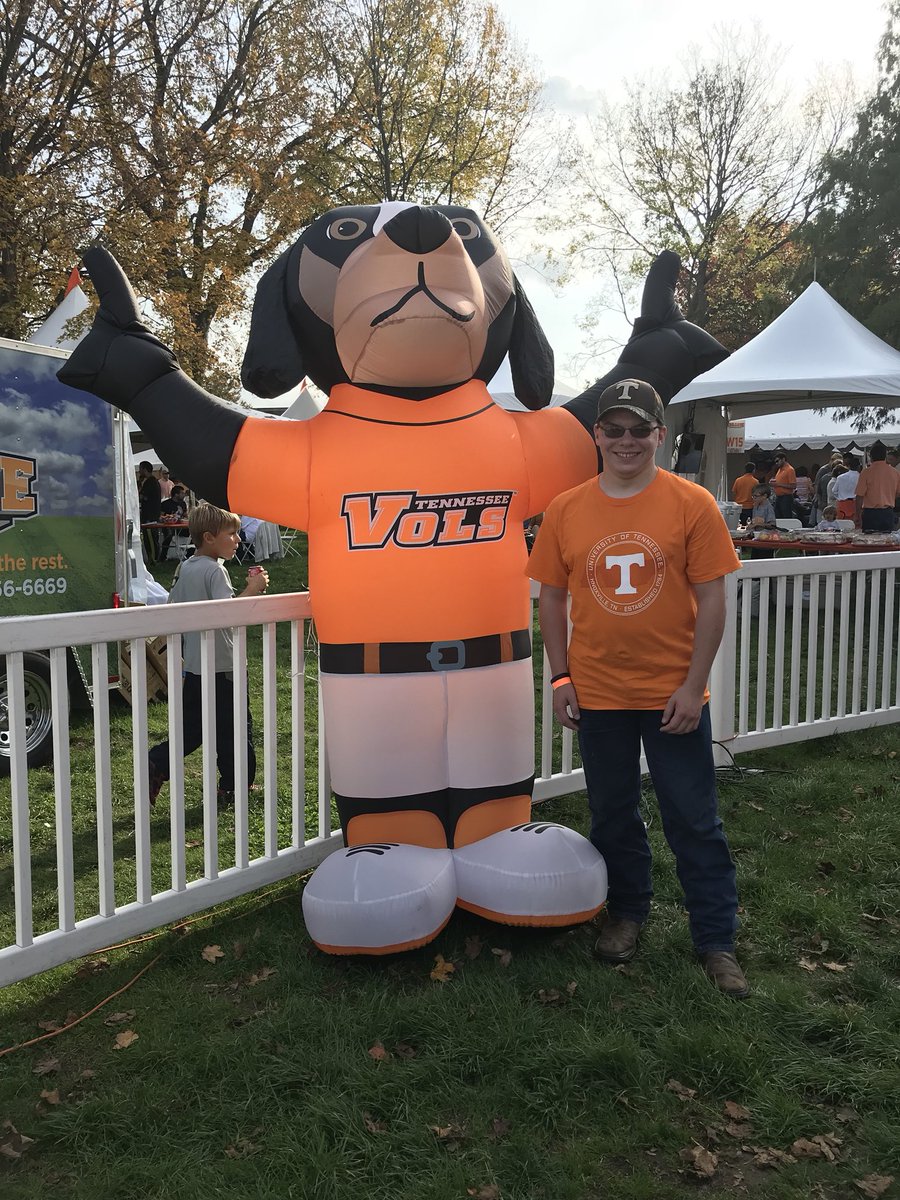 Beepeople9's tweet photo. @UT_Admissions Finally found where we needed to be today! #rockytoptailgate https://t.co/ZYrSMN2QLO