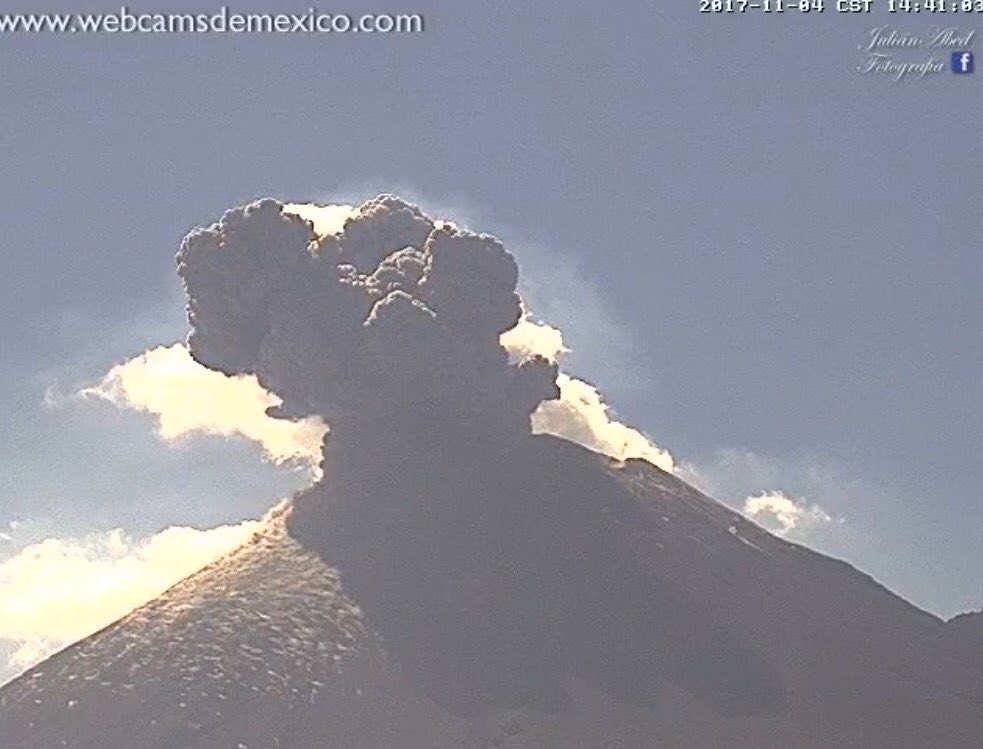 SkyAlertMx's tweet photo. Fuerte explosión del @Popocatepetl_MX  14:40 h. Columna eruptiva superior a. 2 km y fragmentos (del domo de lava) sobre la ladera sureste. https://t.co/QHW6ZifY0B