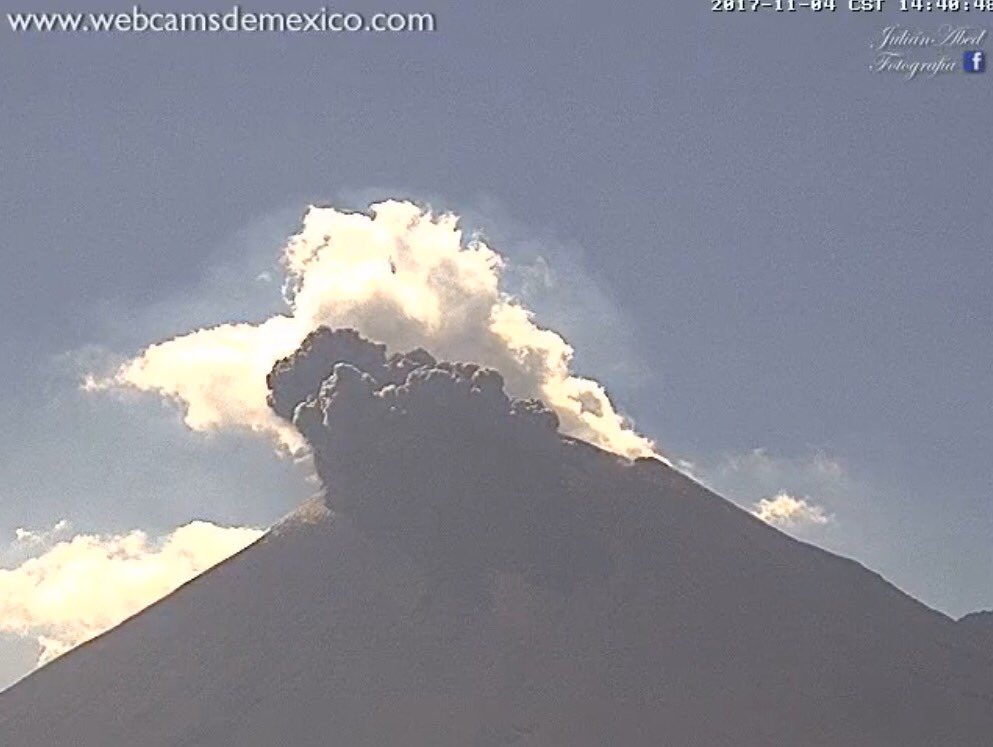 SkyAlertMx's tweet photo. Fuerte explosión del @Popocatepetl_MX  14:40 h. Columna eruptiva superior a. 2 km y fragmentos (del domo de lava) sobre la ladera sureste. https://t.co/QHW6ZifY0B