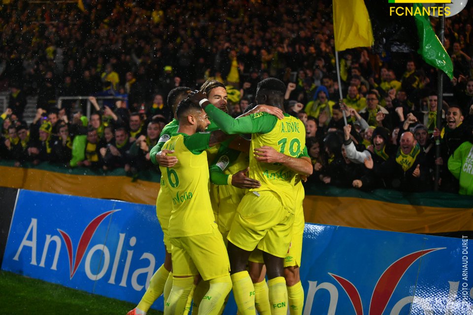 FCNantes's tweet photo. 🏁 TER-MI-NÉ ! La réaction attendue s'est produite : nos Jaune et Vert signent un 4e succès de rang devant leur public 🙌

2⃣-1⃣ #FCNTFC https://t.co/nqUocDzgA5