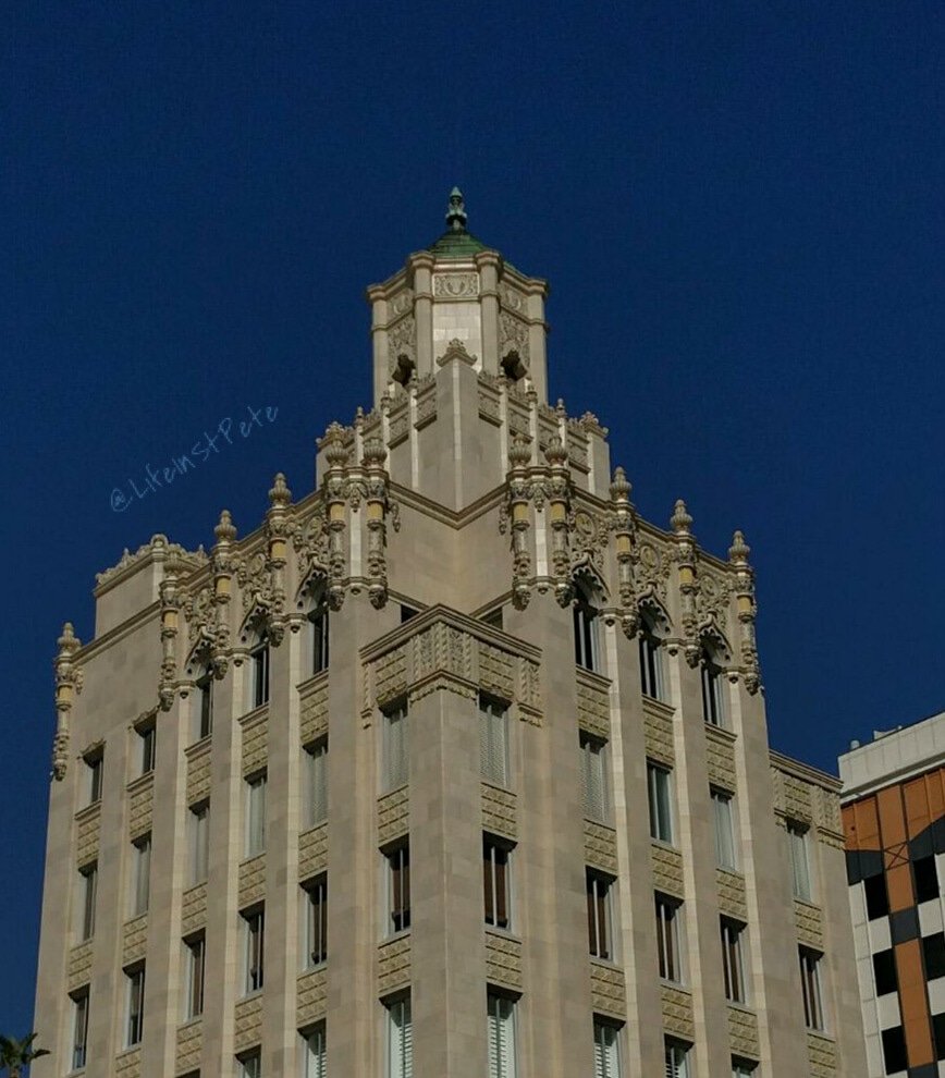 LifeInStPete's tweet photo. #BeautyIsEverywhere #SnellArcade #CentralAve @dtsp @StPeteFL #NationalHistoricSite Look at that blue sky! #NoFilter #NoClouds #ILoveStPete https://t.co/pWdXy950CC