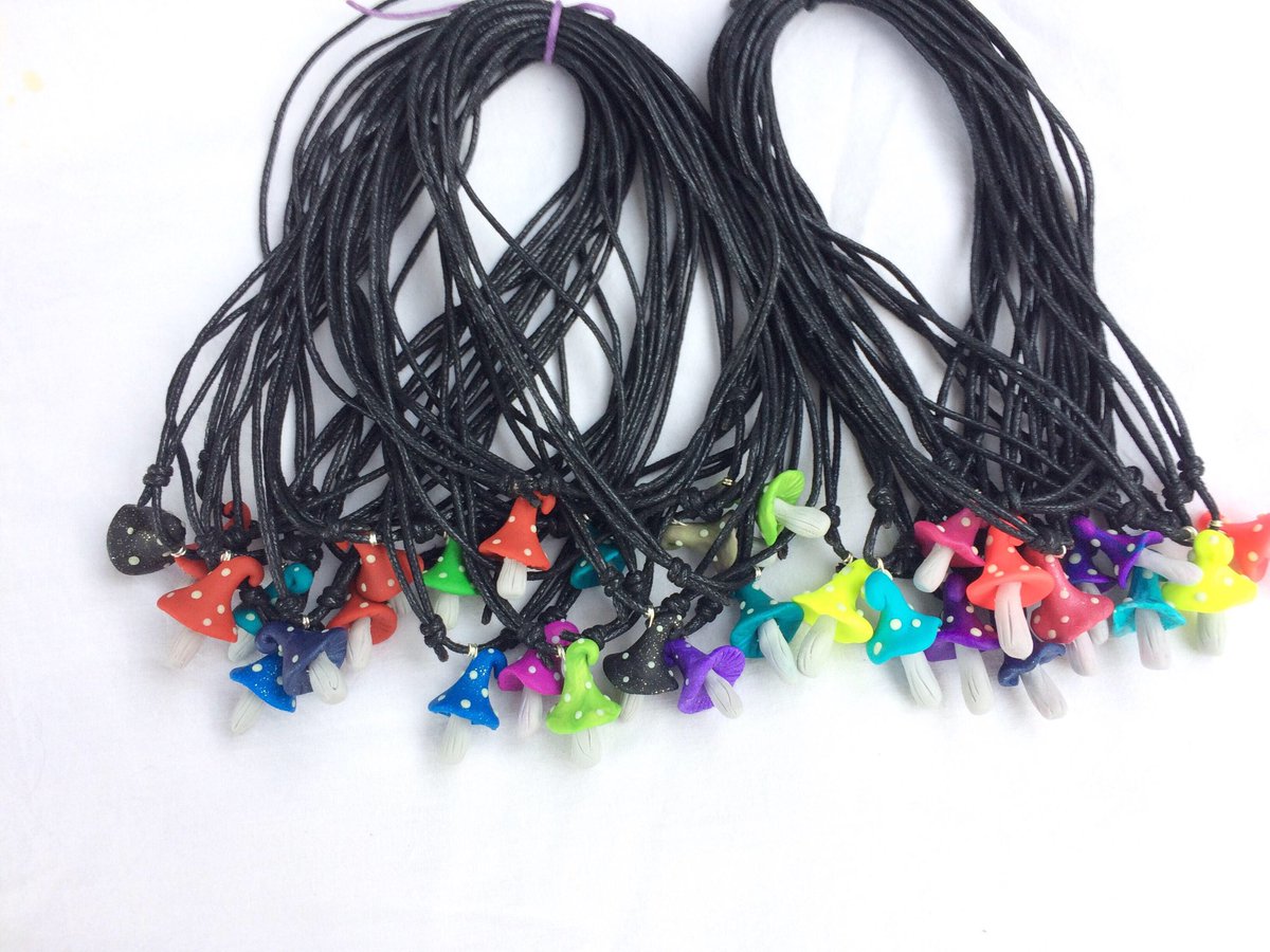 xannachip's tweet photo. :Seta mágica, collar seta del bosque, brilla en la oscuridad.  #polymerclay #setamagica #brillaenlaoscuridad #hanmade https://t.co/DNi9uOPgPr