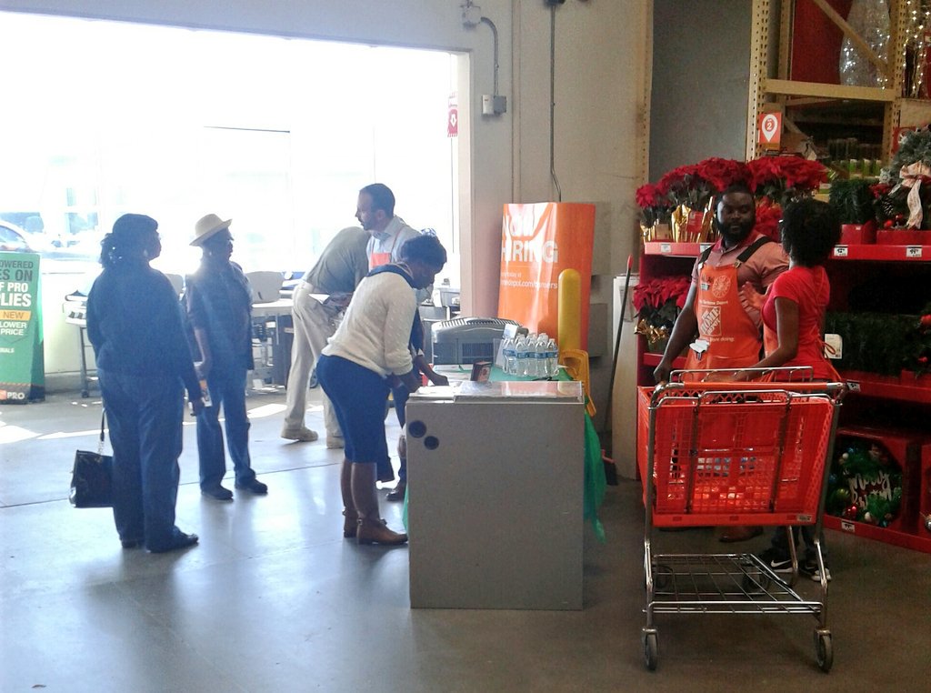 shayrellc's tweet photo. SM @kutt625 &amp; SASM @Allanhd8580 generating leads &amp; providing excellent customer service to our customers. #Team8580 is leading by example.👏🏅 https://t.co/1mWy4TY2qI