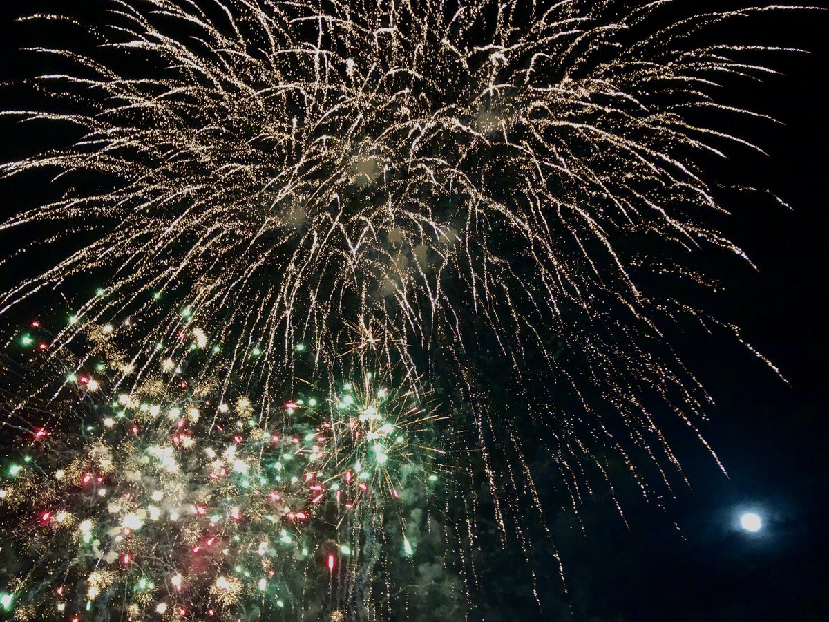 moneimpress's tweet photo. Nice Bonfire Night at North #Ealing Cricket Ground. #fairworks #london https://t.co/7Dagb4bF2G