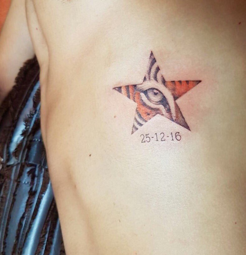 LIBRESYLOKOS's tweet photo. Hoy en Barcelona @guido19pizarro el mejor medio centro de la historia de @TigresOficial hace gol y festeja mostrando su tatuaje de Tigres. https://t.co/KFCj5vrarO