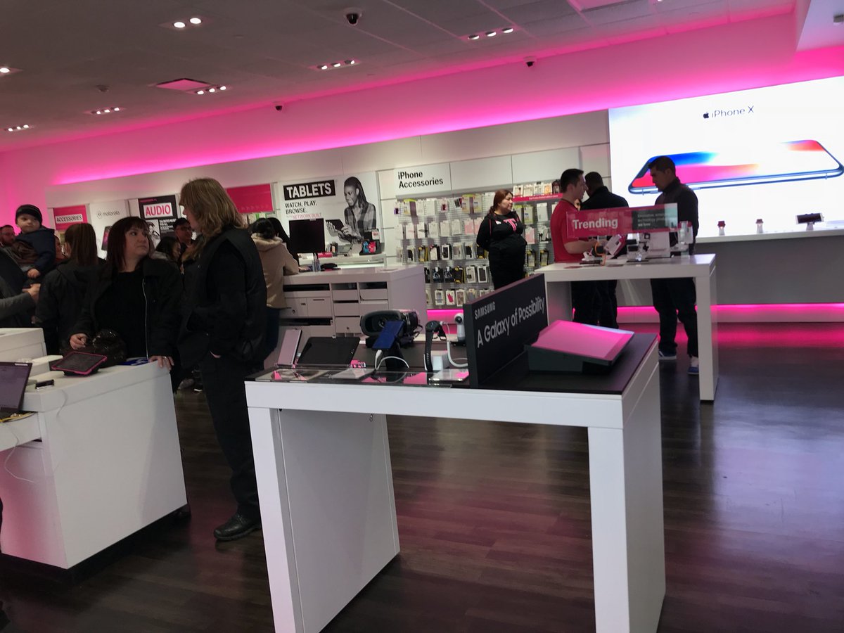 darinjorgensen's tweet photo. Business is booming in @ShopEverettMall @TMobile - come see the #iPhoneX today @shanedaniel @arunramchan https://t.co/OA2yPT8due