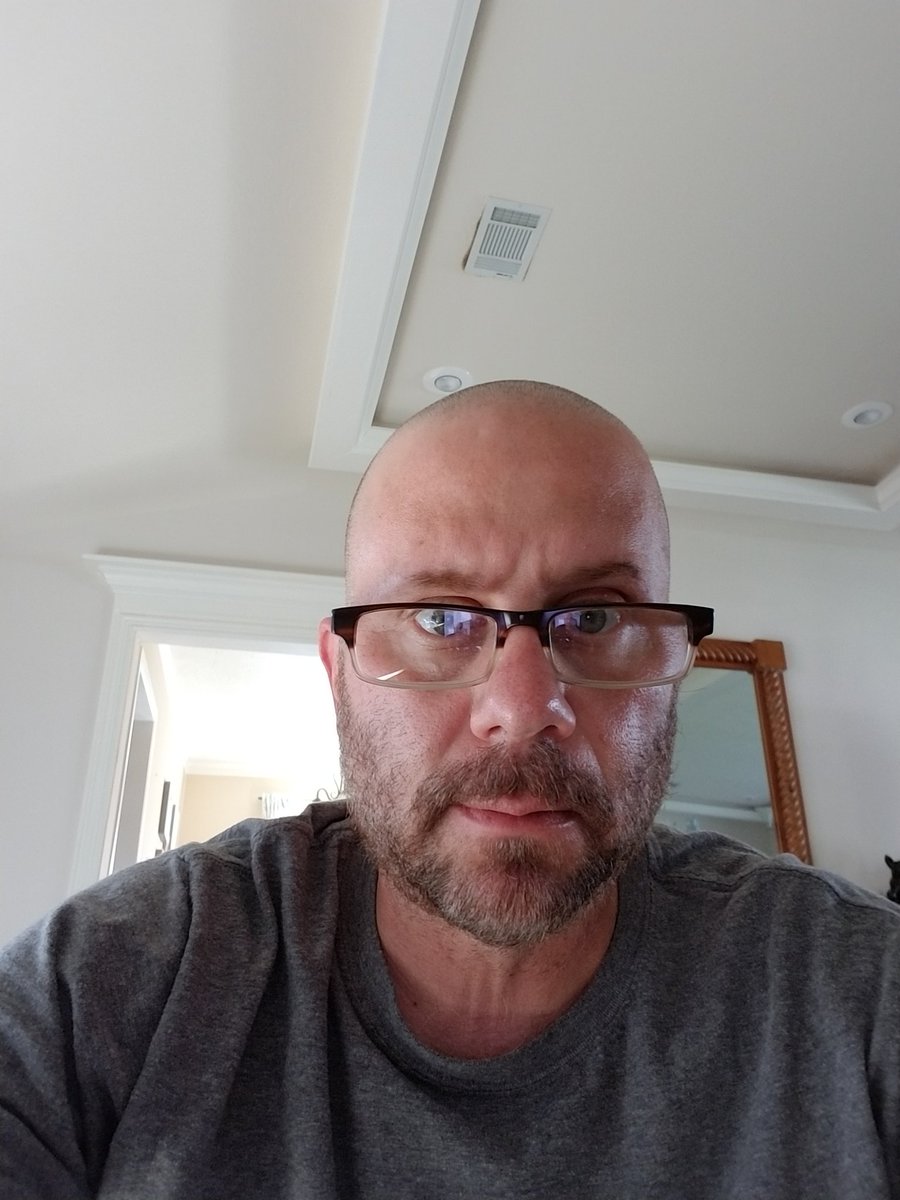 Speedoape's tweet photo. Approximately 1 month in to my yeard. #Beard #Beardgang #Beardthefuckup https://t.co/2EevDx0Fte