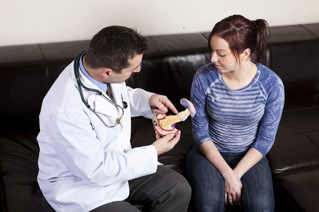 Врач беседует с пациентом. Врач нарколог, что лечит. Кардиология пациент. Врач и пациент. Знания и умения для профессии врач.