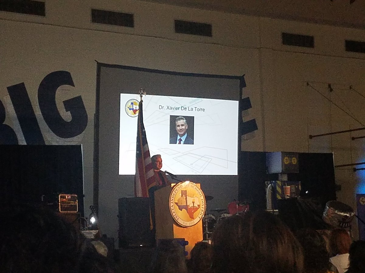 SophiaVFierro1's tweet photo. Beautiful day to learn!! #technologyismyfriend #can'twaittostart #TNTC2017 #THEDISTRICT @James_McIntyre5 @gcouros https://t.co/Dwjyn8Mq98