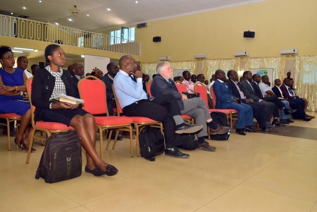 Strategie2020's tweet photo. #RDC #GRNR le Salon de l'emploi #UNILU en images 2/2 https://t.co/FVBwNOUpig