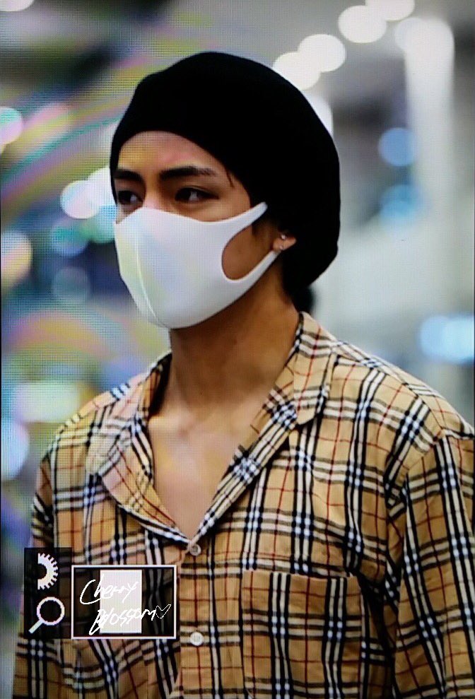 951230_MOV's tweet photo. 171105 ICN입국 #방탄소년단 #BTS #V #뷔 #태형 어서와요💕💕 @BTS_twt https://t.co/UId21Po6eO