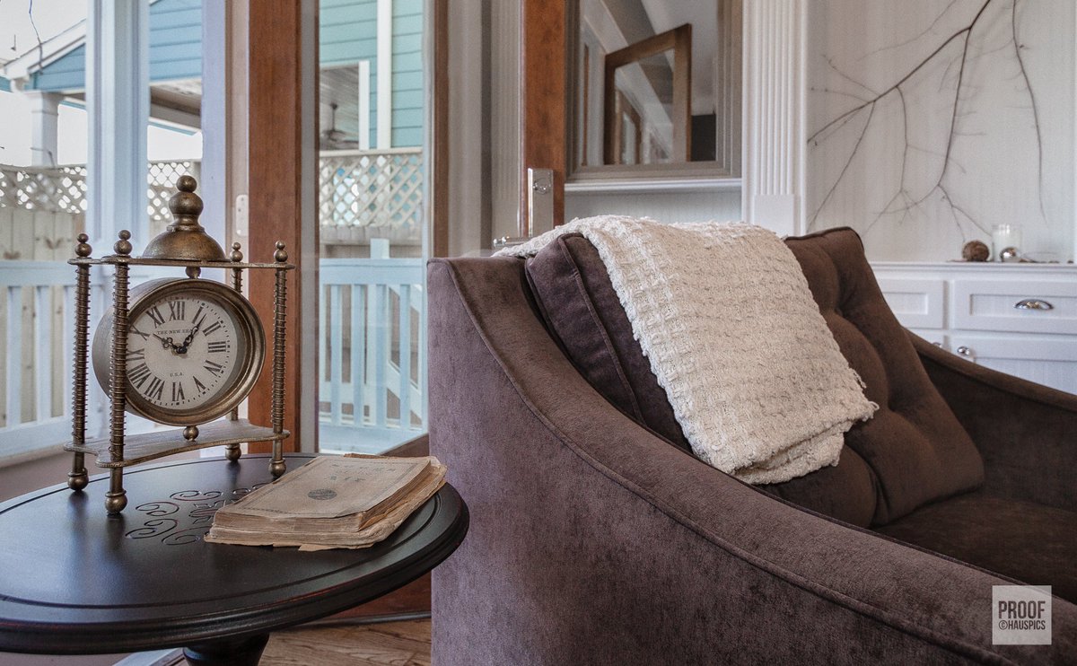 hauspics's tweet photo. Few hours to go before turning our clocks back one hour...11/5 @ 2am ⏰
#realestatephotography #fallback #HAR #realtor #kcrar #canon https://t.co/FYPUswwo5N