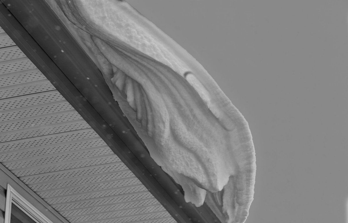 kellytarala's tweet photo. Snow drift extending off of my neighbours roof. #RedDeerAlberta #RedDeer #BlackAndWhitePhotos #blackandwhitephoto #photography https://t.co/jXxcNBnuEE