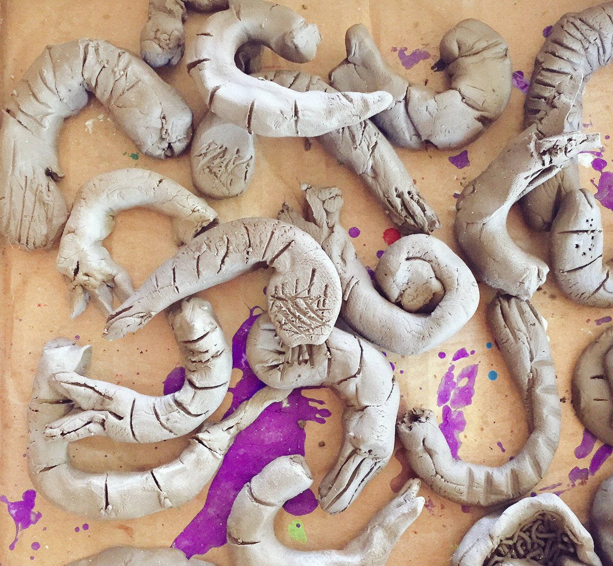 seeingnewshapes's tweet photo. Clay shrimpy shrimpies going into the kiln soon! #clayfood #artedu #cornucopia #terracotta https://t.co/ROCbD25Rq6