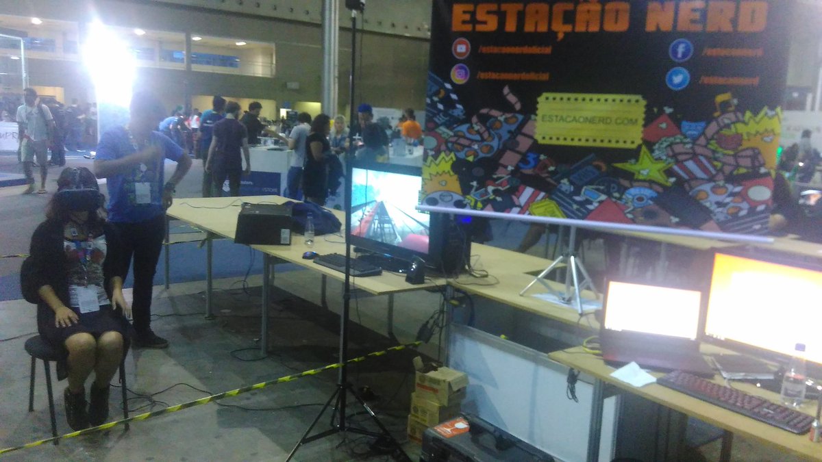 danisanti_dss's tweet photo. Brincando de montanha russa VR com a galera do Estação Nerd! 😍
#orgulhodesernerd #CPMG2 #FINIT2017 @estacaonerd https://t.co/dESqGm8YTr