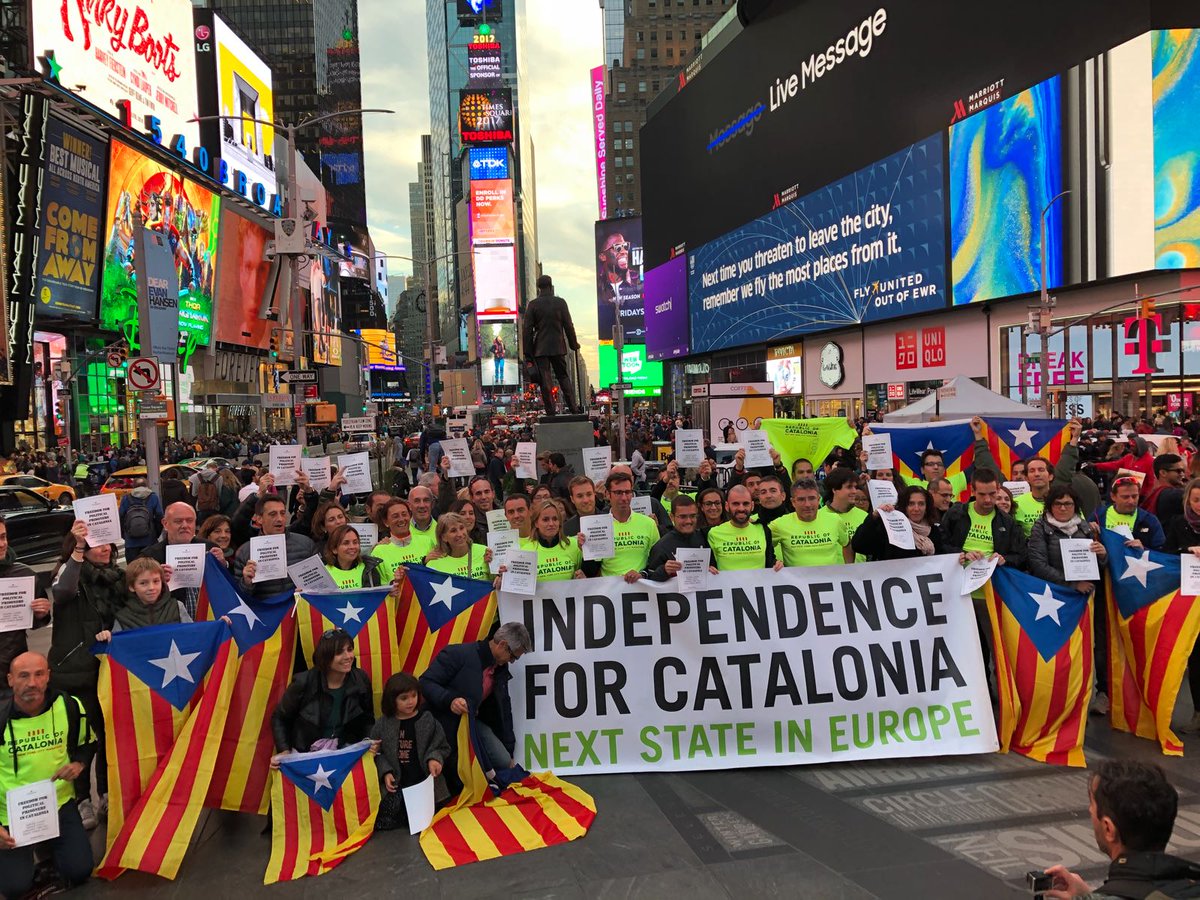 joanpique1's tweet photo. Els catalans que demà correm la marató de Nova York hem cridat #Llibertatpresosolitics #LlibertatJordis a Times Square @assemblea @omnium https://t.co/Mx134z22tl