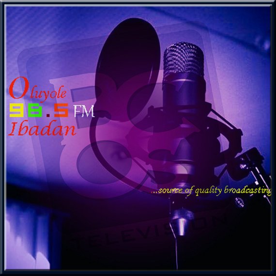 SeyiSimple's tweet photo. #SaturdayNightTrain
🎧🎤 Triple S
📻 Oluyole 98.5fm Ibadan
▶📀 Aremu Poki Poki @aremupokipoki x Wale Turner @WALETURNER https://t.co/GaKiHgJDFY