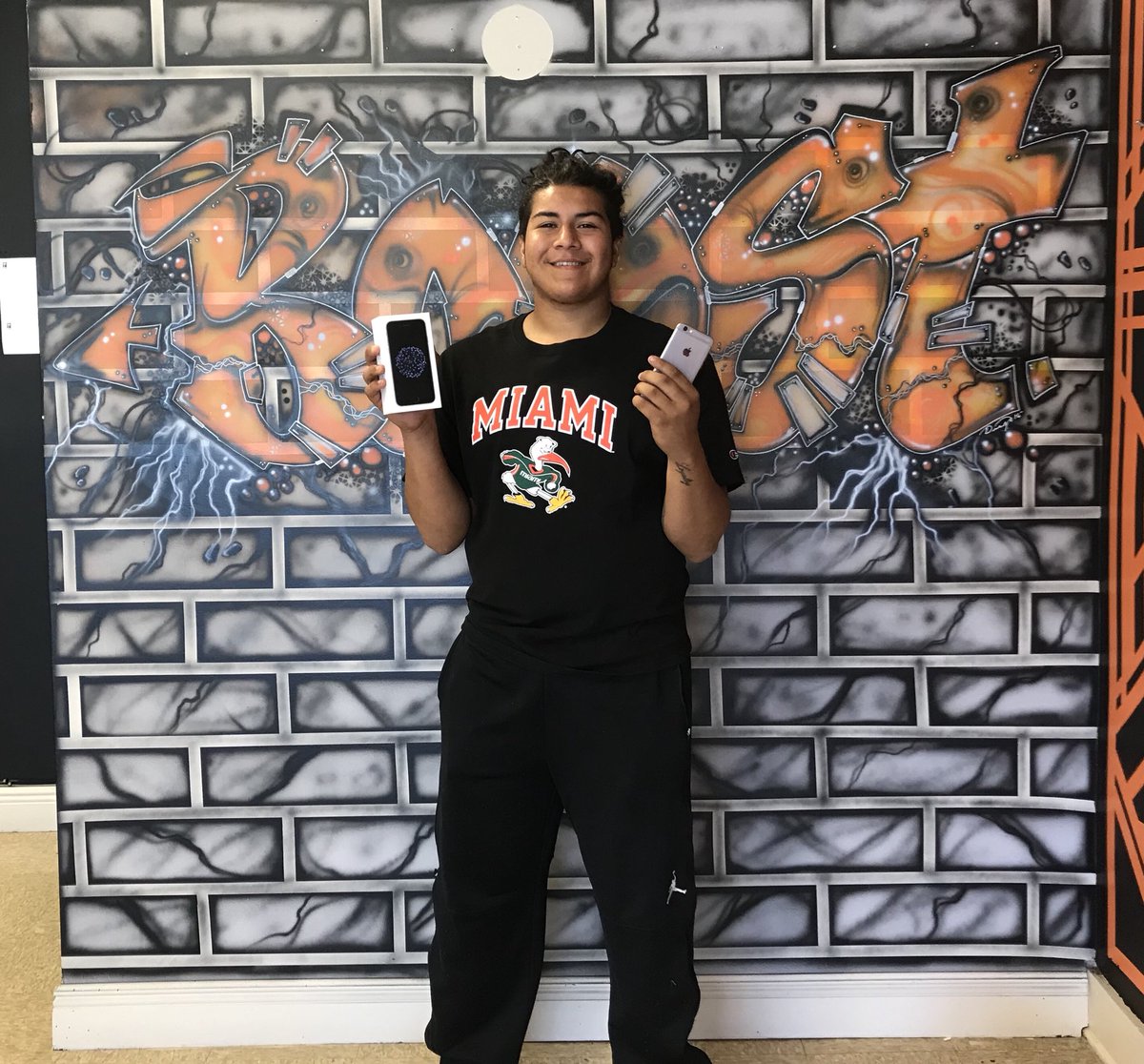 clewiston_boost's tweet photo. Say Hi to one of our newest customers! 👋📱📱 Only at Boost you get the best deals on the iPhones!📱 Come check us out! #BoostMobile #SwitchNow https://t.co/Fen8mwEZLu