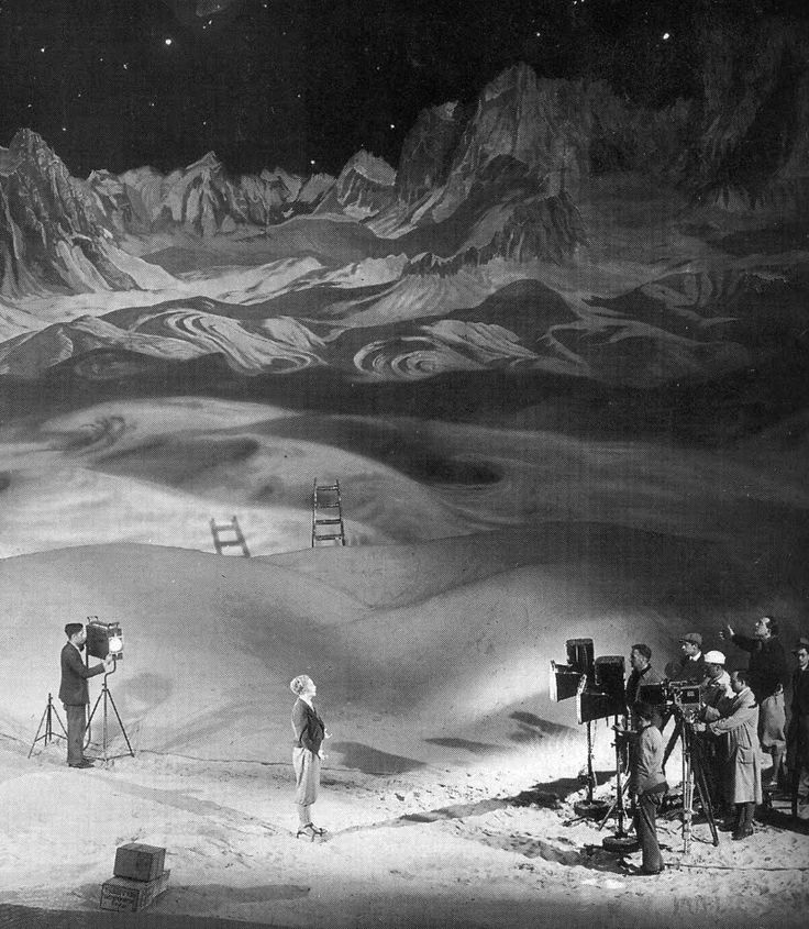 MrEwanMorrison's tweet photo. Fritz Langs 1929 film Woman in the Moon was popular w/ German scientists. The first successful V-2 rocket had the film's logo painted on it. https://t.co/bgd8Zxxj71