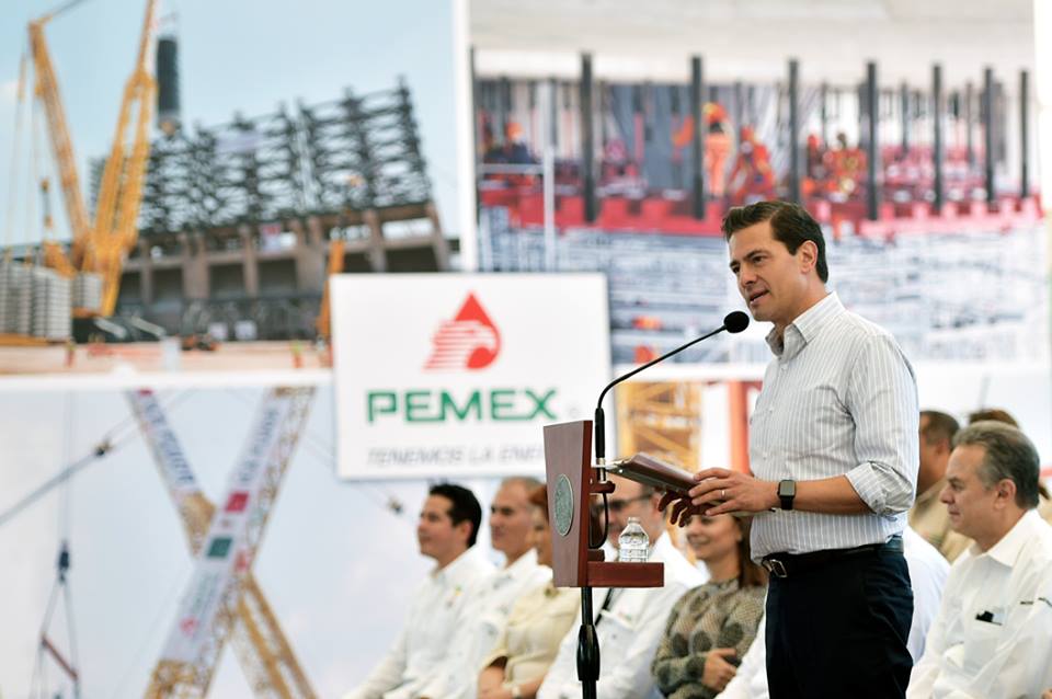PresidenciaMX's tweet photo. Anuncia el Presidente @EPN un nuevo yacimiento petrolero, el más importante de @Pemex en 15 años.
https://t.co/vhpzQcnRW8 https://t.co/7APblgk3lk
