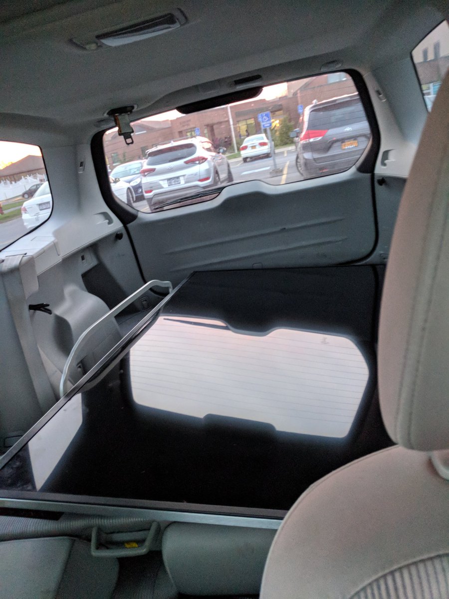 omg_siori's tweet photo. Of course, group needs to transport the largest possible screen. #overkillmuch #moderngeek #lanparties #ExtraLife2017 https://t.co/bW1WmtIvzu
