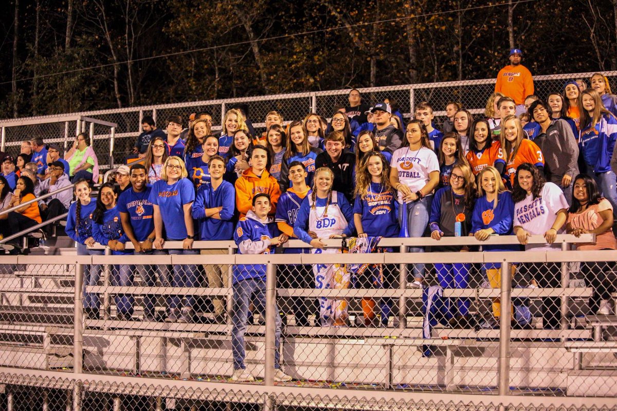 __AustinH25's tweet photo. We can definitely say we got the best student section in HENRY COUNTY. 🐅🐅 #bengalprideneverdies https://t.co/Ld43xkjuGK