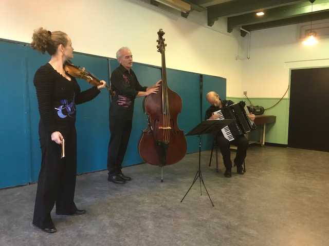 <a href="/Theaterhoppen/">Theaterhoppen</a> tussen Woerkumse kunst 
hanviskie.blogspot.nl/2017/11/theate…