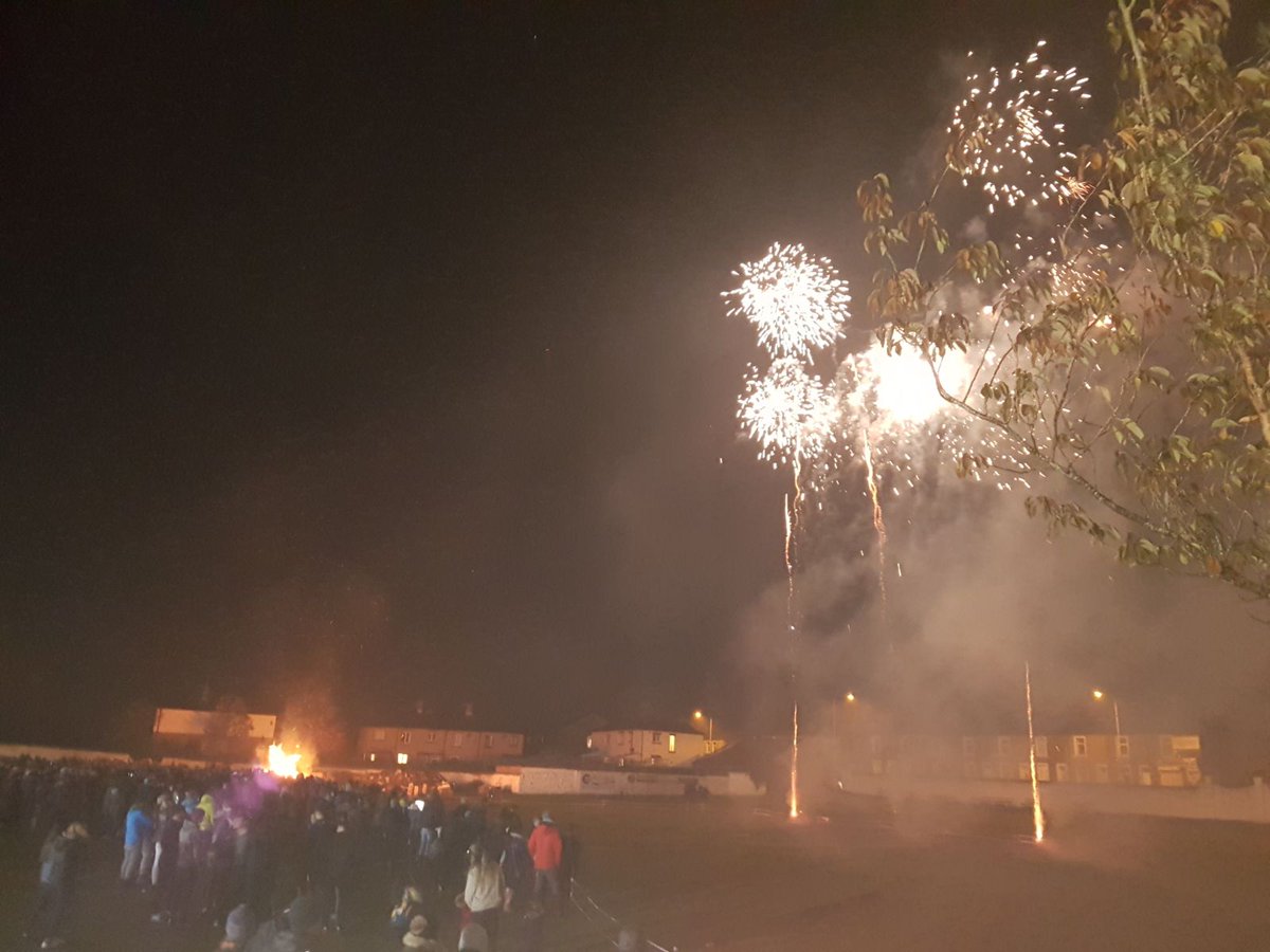 Padiham_Fire's tweet photo. Padiham crew in the community @ReadCricketClub fantastic organised bonfire and firework display https://t.co/lgDAlckHoQ