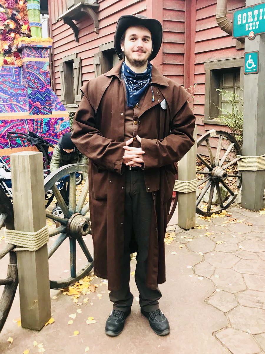 パリのビッグサンダーマウンテンのキャストさんはとってもウエスタンな